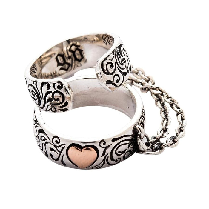 The adjustable double ring, showing the connecting double chain.