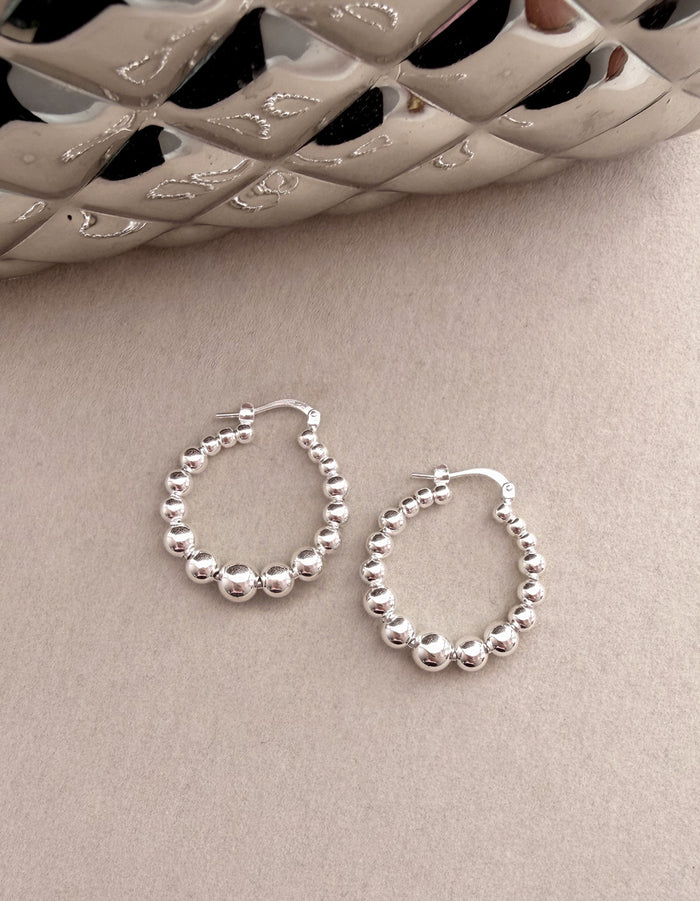 Örhängen med silverringar som är utsmyckade med kulor i 925 sterling silver
