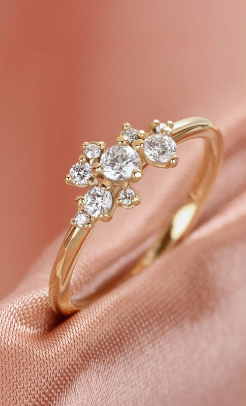 Diamantring i rödguld med nio diamanter i olika storlekar.