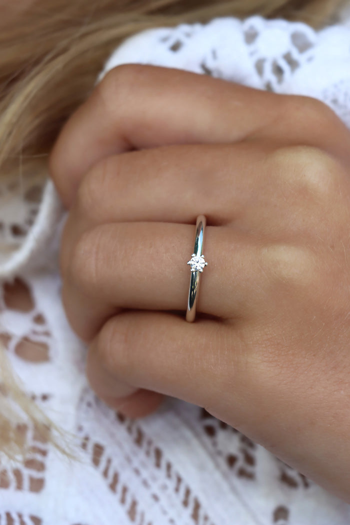 Förlovningsring i silver med liten diamant.
