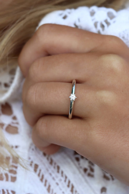 Förlovningsring i silver med liten diamant.