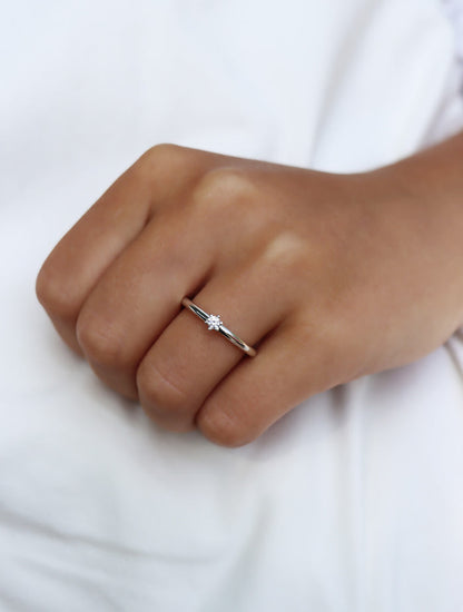 Tjej som bär en förlovningsring i silver med 0,10 ct diamant.