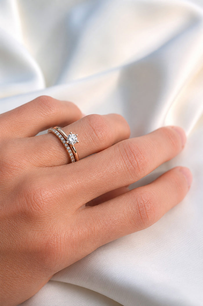 Vigselringar i 18k. guld med diamanter i set.