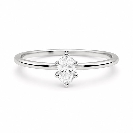 Diamantring med oval diamant i 18k. vitguld.
