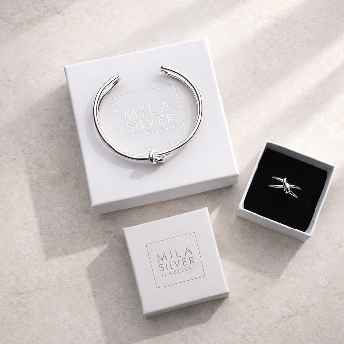 Armband och ring med knutar på Mila Silver askar.