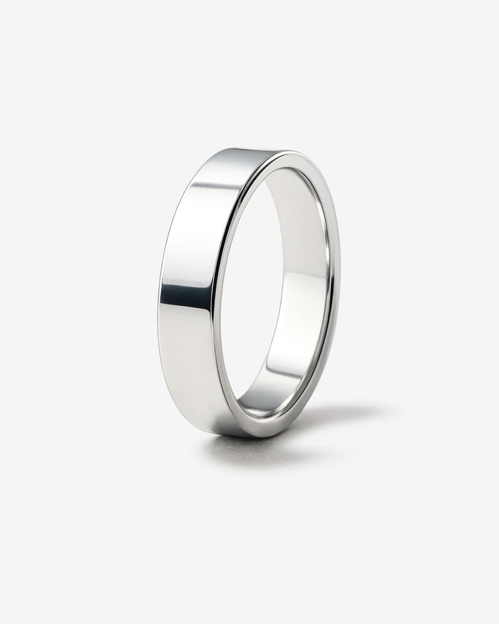 Silverring till herr som är 5 mm bred och 2 mm tjock i 925 silver.