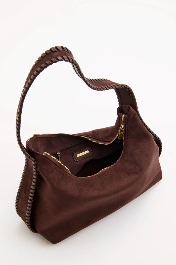Paige Hobo, Chocolate