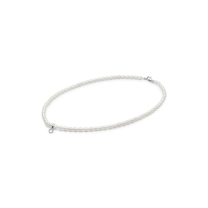 Pärlhalsband med små sötvattenspärlor och kristall berlock.