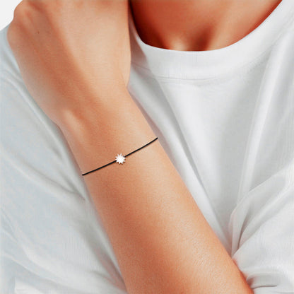 Schwarzes Textilarmband mit Sonnen-Anhänger