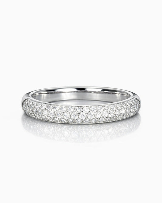 Alliansring med många diamanter i silver.