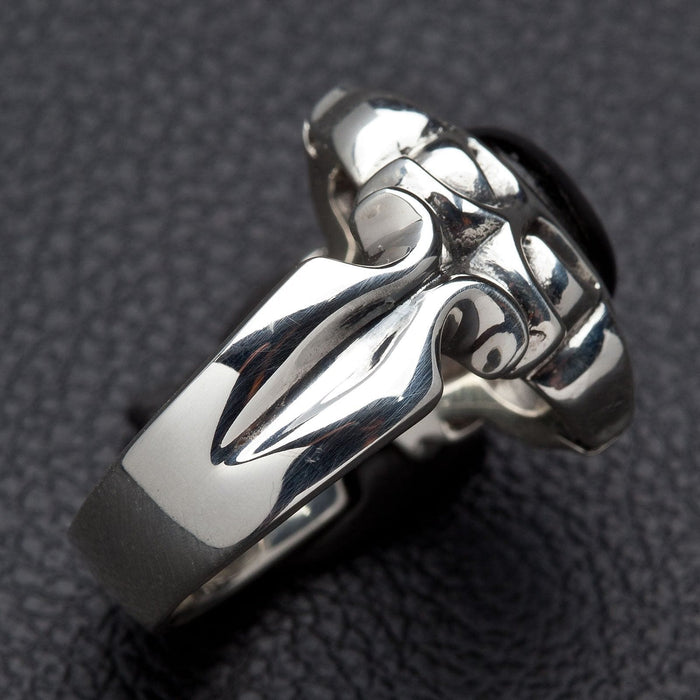 Side profile close-up of the polished shoulder, with the pointed leaf-shaped tribal grooves carved into the .925 silver band