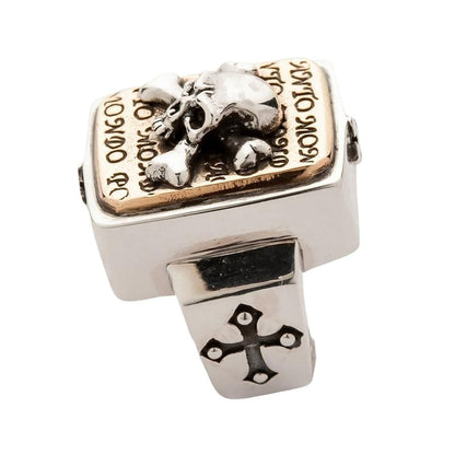 Side design of the skull ring band with cross emblem