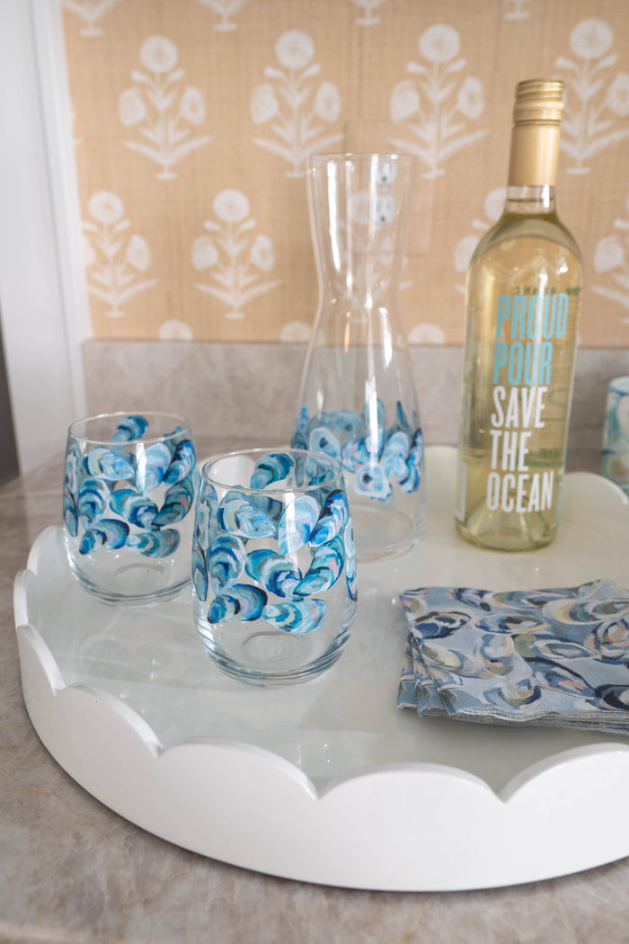 wine glass with blue oyster pattern
